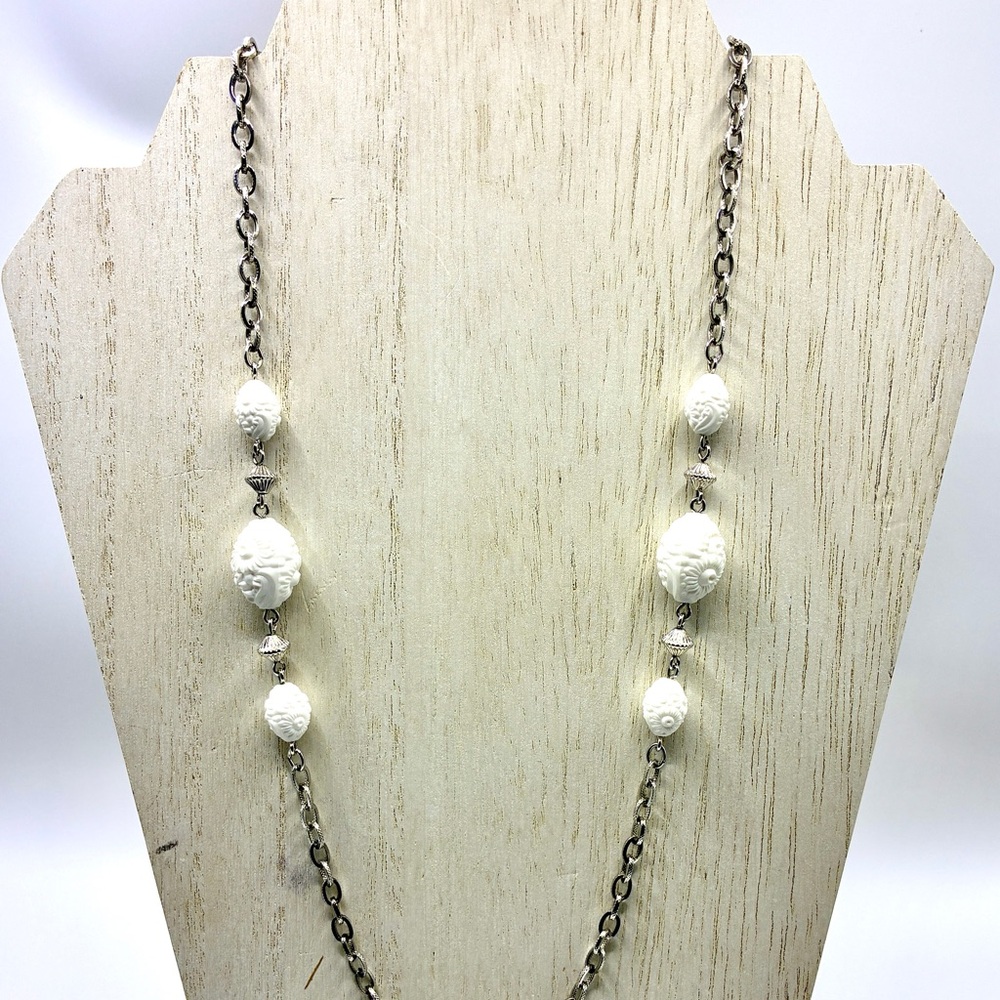 Vintage 1976 Sarah Coventry “Summer Flirt” White Molded Beads in a Silver Tone